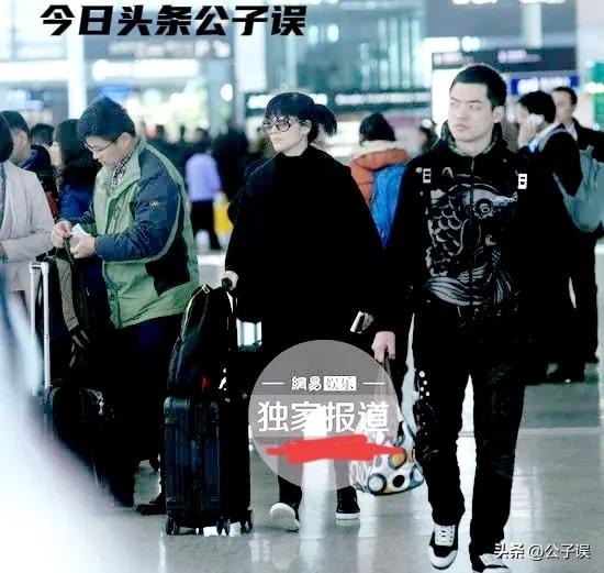 一张和冯小刚的“夜宿门”照片，彻底撕下了沈星的遮羞布