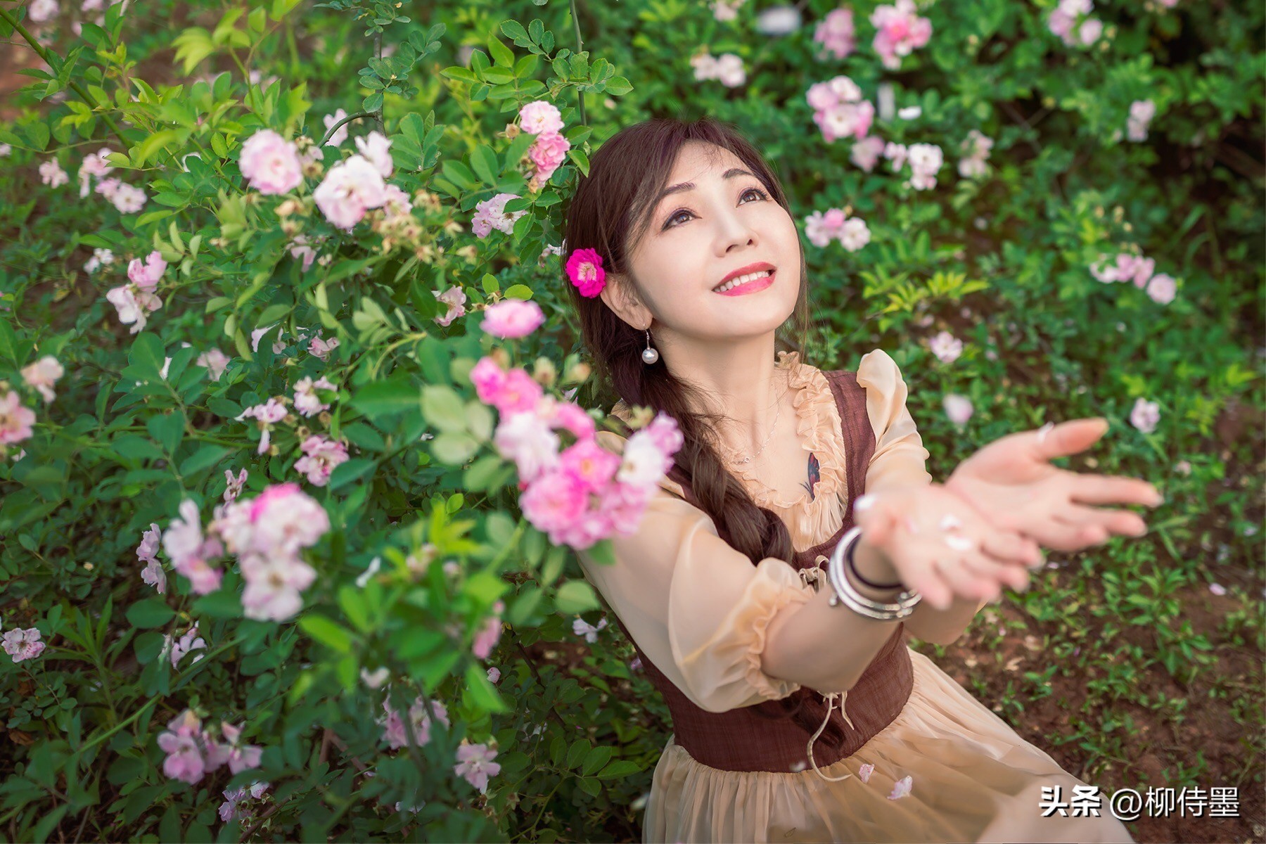 大妈拍照花式姿势丝巾和墨镜,大妈丝巾拍照姿势大全