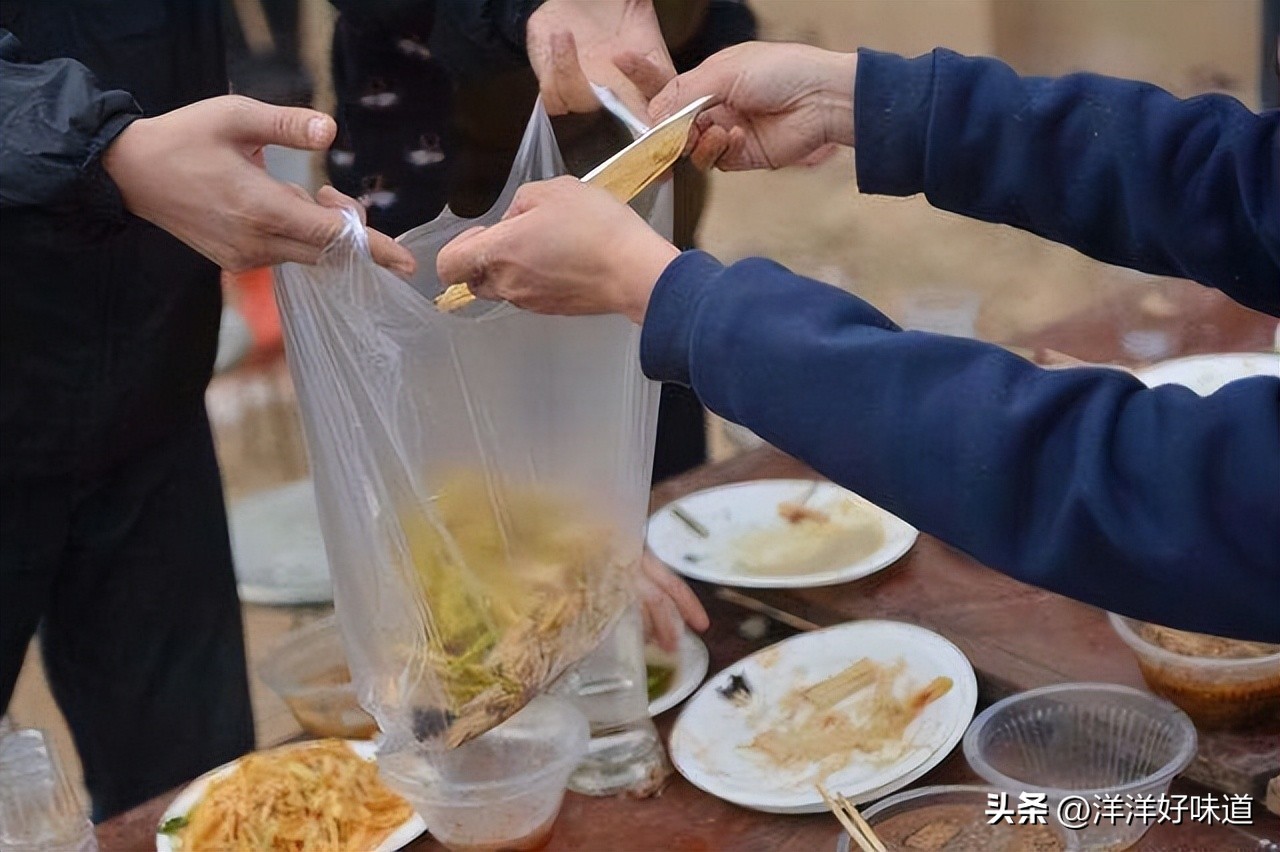 贵州大哥吃食物,大哥农村吃席视频