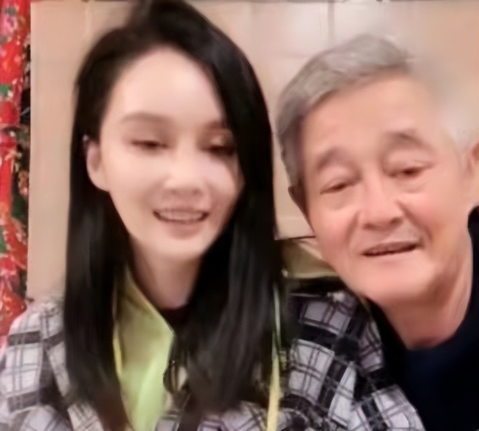 64岁赵本山身体引担忧！面色难看眼神迷离，强打精神陪女儿直播