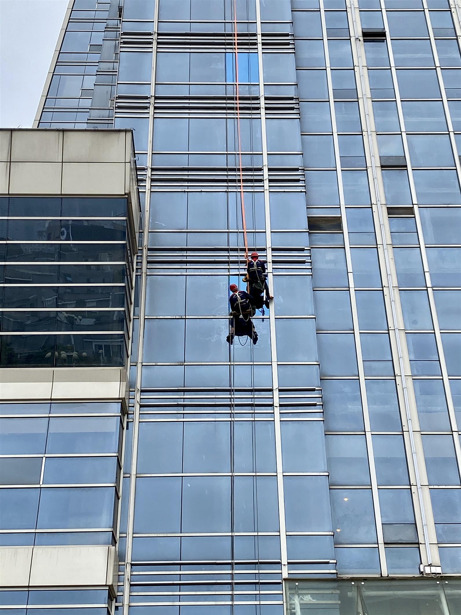 高空外墙漏水贵不贵,高空外墙漏水渗水补漏方案