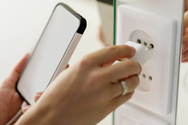 手机电满了继续充会伤害手机吗,手机少一格电可以充电吗