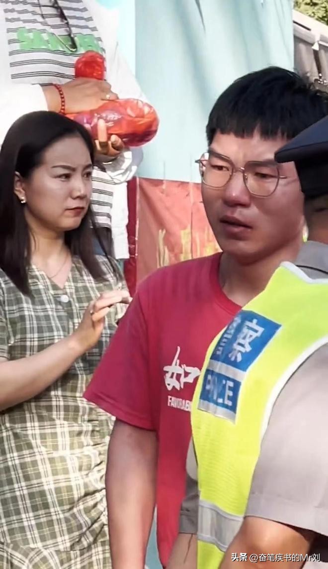 “最美环卫工母亲”之子高考470分，别拿他感叹“寒门难出贵子”