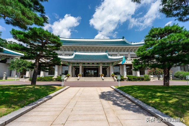 我们两个近邻――一个打仗爱偷袭别人，一个爱偷盗别人文化!