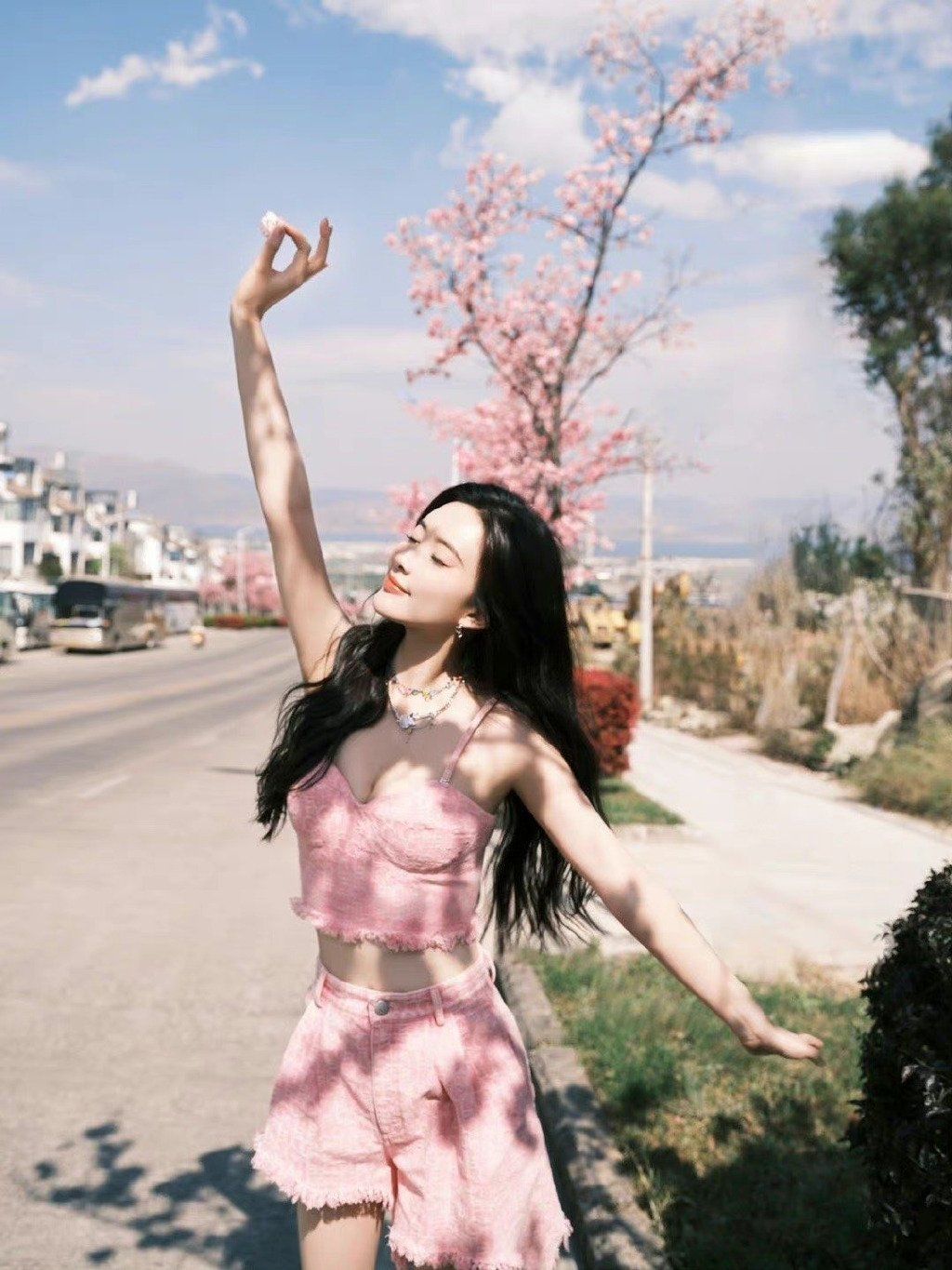 孟子义银色吊带裙造型,孟子义粉色连衣裙写真图片