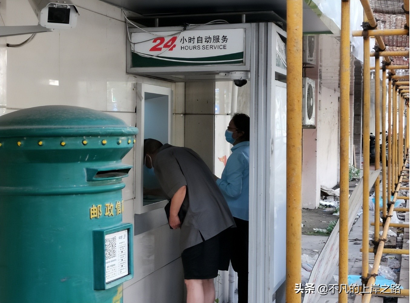 银行下班时间到了但还有人排队,银行为什么排队那么久又不开窗口