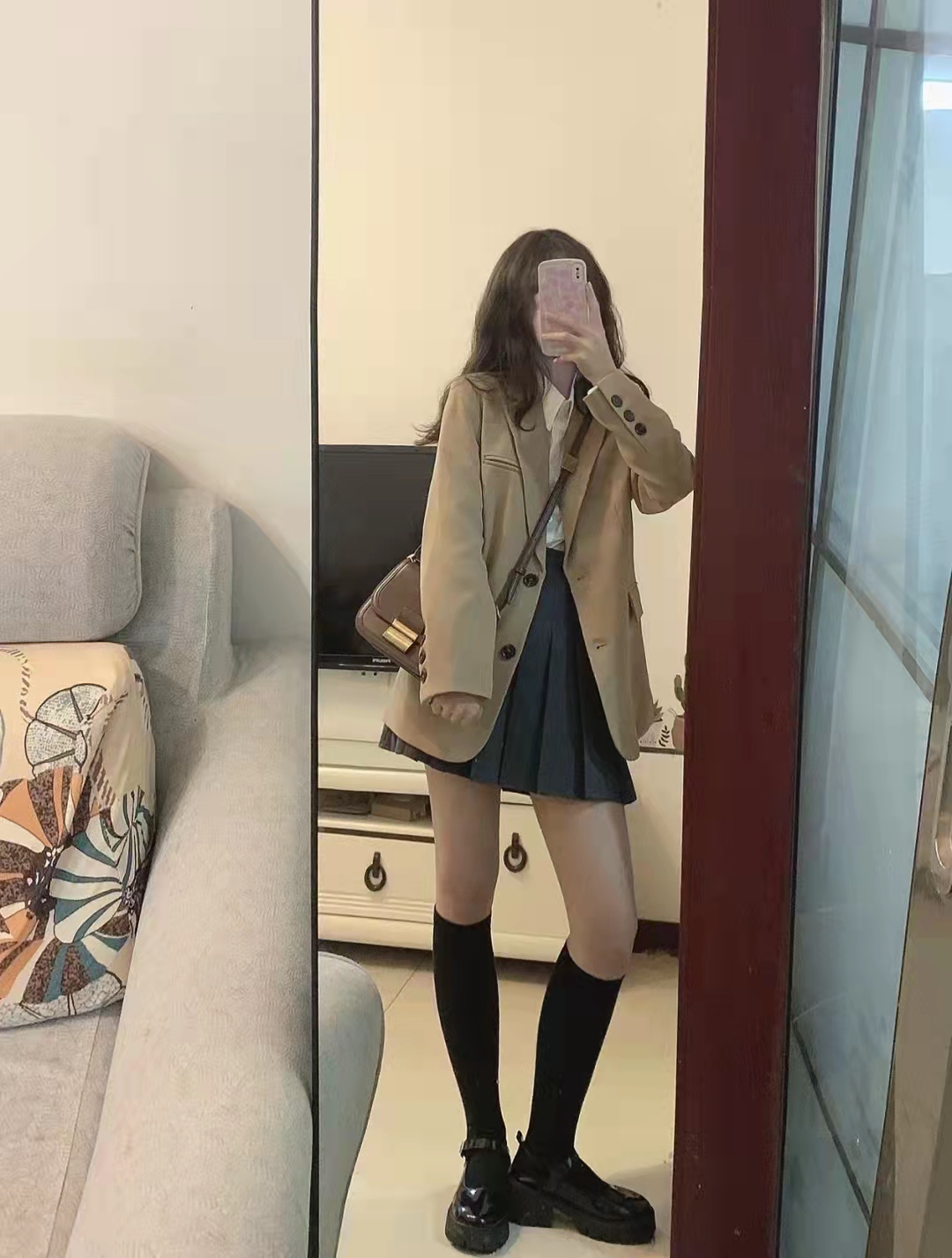 灰色和深咖色百褶短裙搭什么上衣,灰色百褶裙搭配什么上衣高级