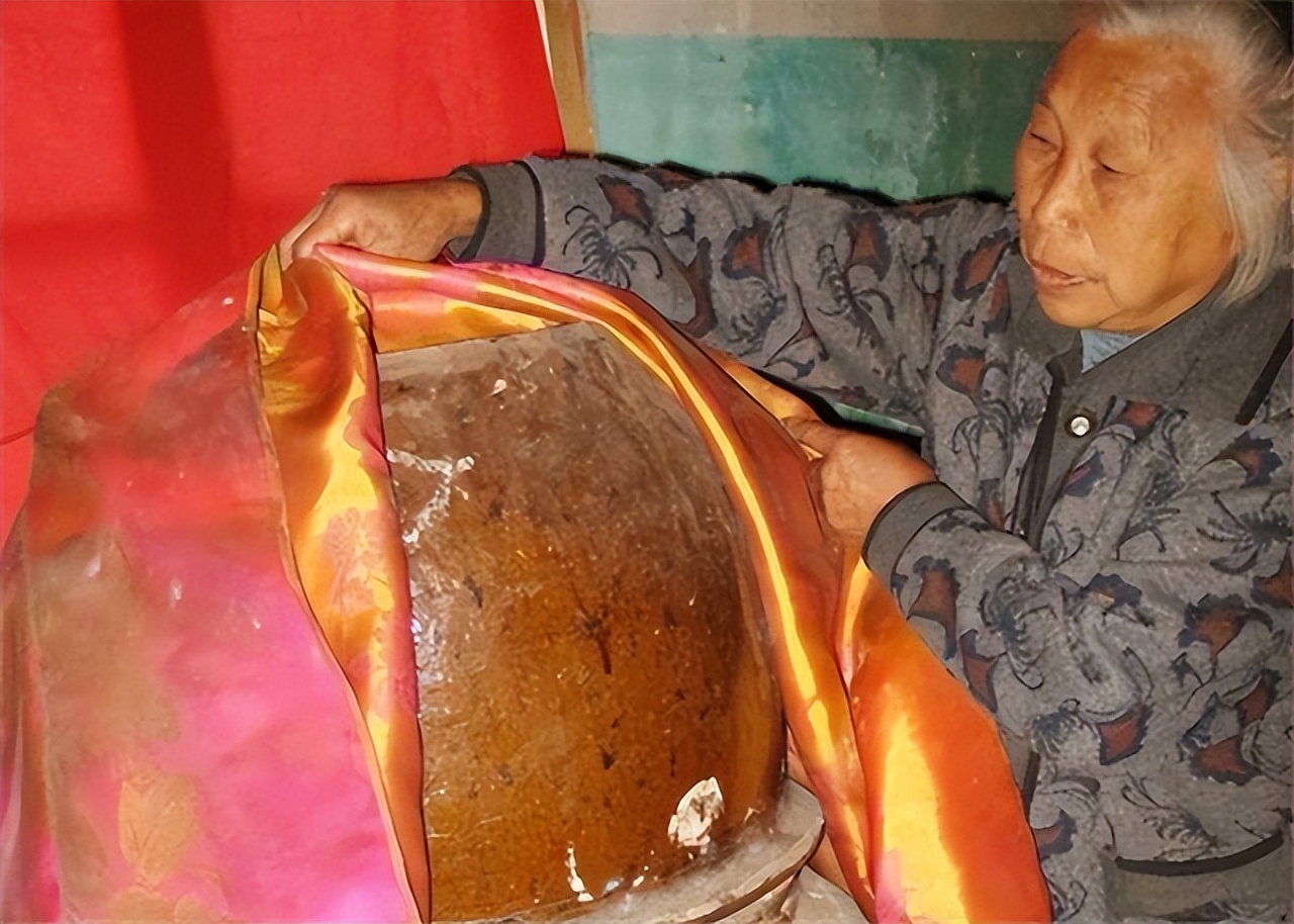 江西孝子为父亲遗体塑金身 (江西男子为父亲塑成金身)