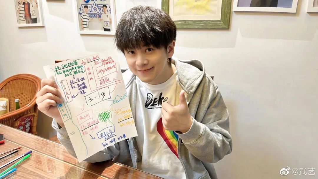 33岁过气顶流“蠢”上热搜，网友却笑疯了：他不火天理难容！