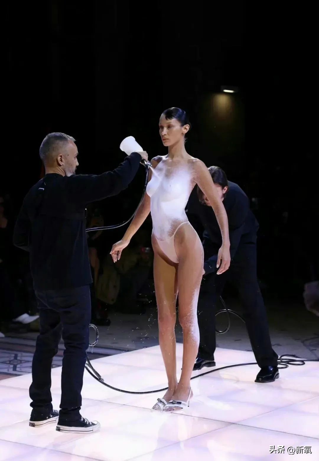 被海克斯科技惊艳到了,这条裙子是现场喷出来的?