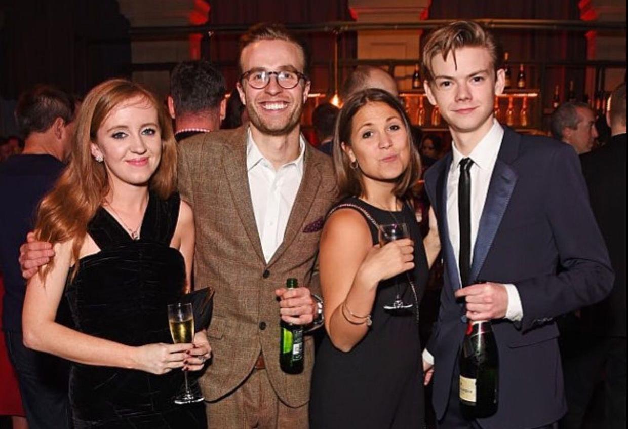 两次甩掉马斯克，绝美女星和英国最帅童星官宣！甜到像拍偶像剧