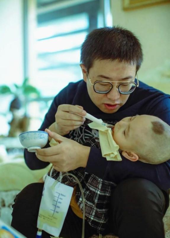 云南高中父亲研制药救儿子,父亲自学制药救治绝症儿子