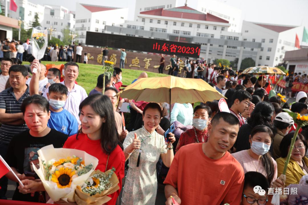 直击2023高考现场暖人瞬间,直击2023高考场外实拍视频