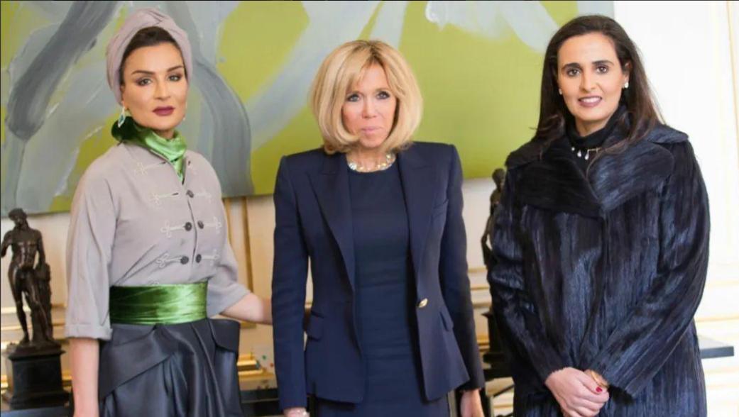 莫扎长女玛雅莎公主，一身印花长袍香港看展，又该拿50亿买买买了