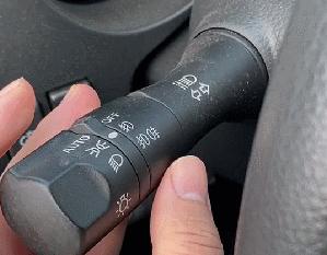 震惊！很多人居然不会！车上这个灯你会用吗？