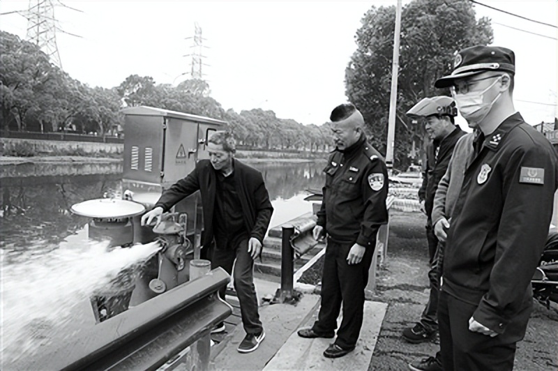 插头接数据线充手机,充电线插头插地板