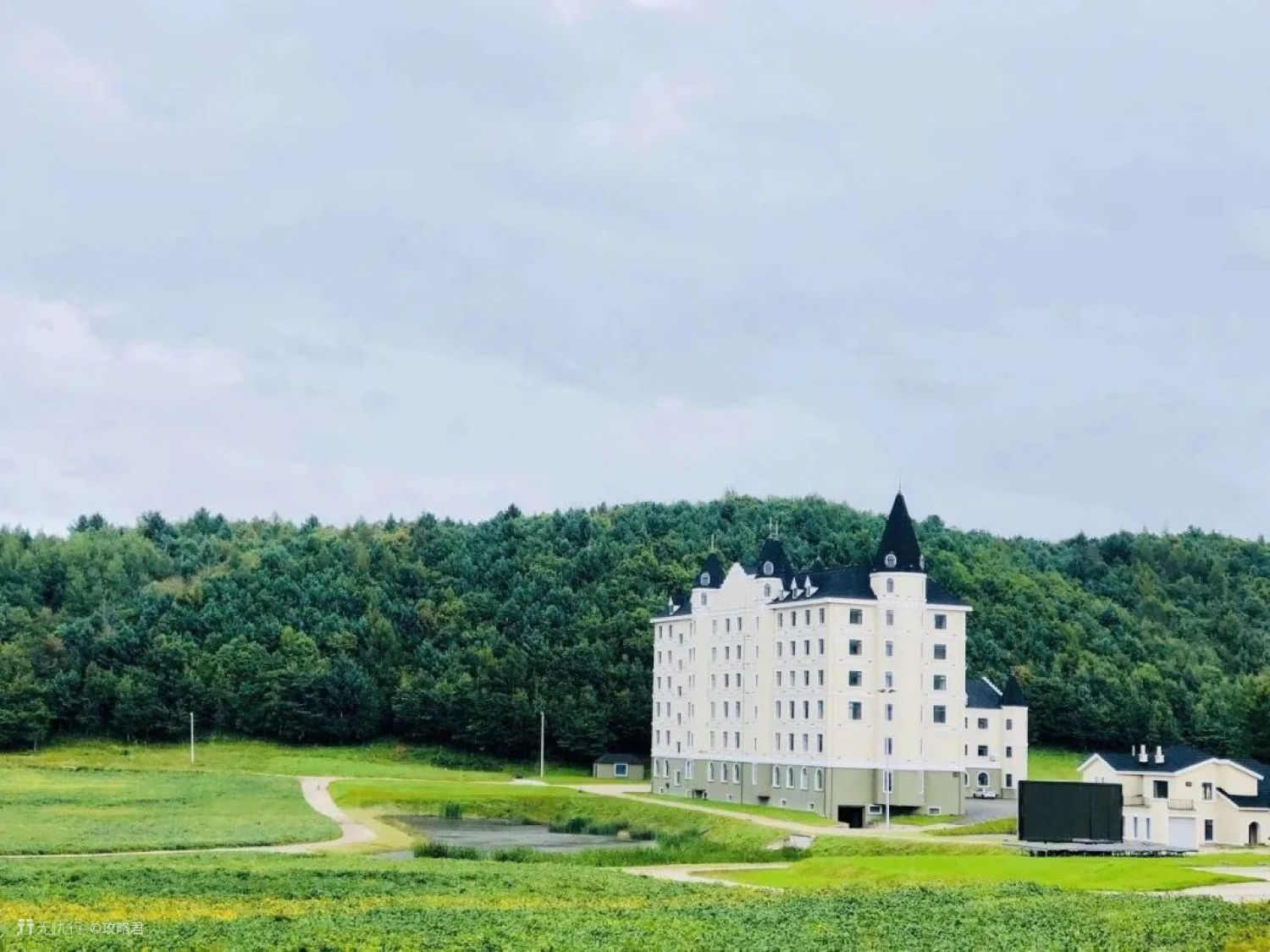 天气炎热游泳馆避暑胜地,去10个避暑胜地清凉一夏吧