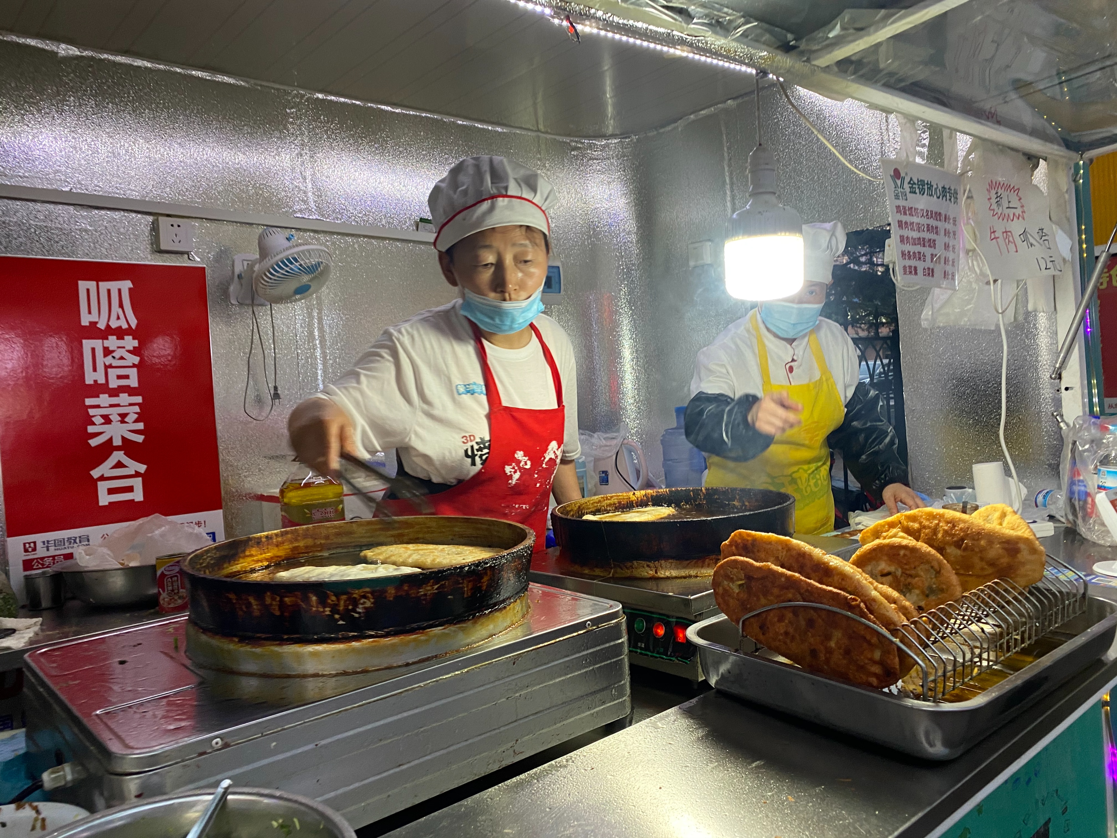 济南一陪读妈妈摆摊卖呱嗒11年，每天从下午忙到凌晨：苦点累点没什么，孩子在哪我就在哪