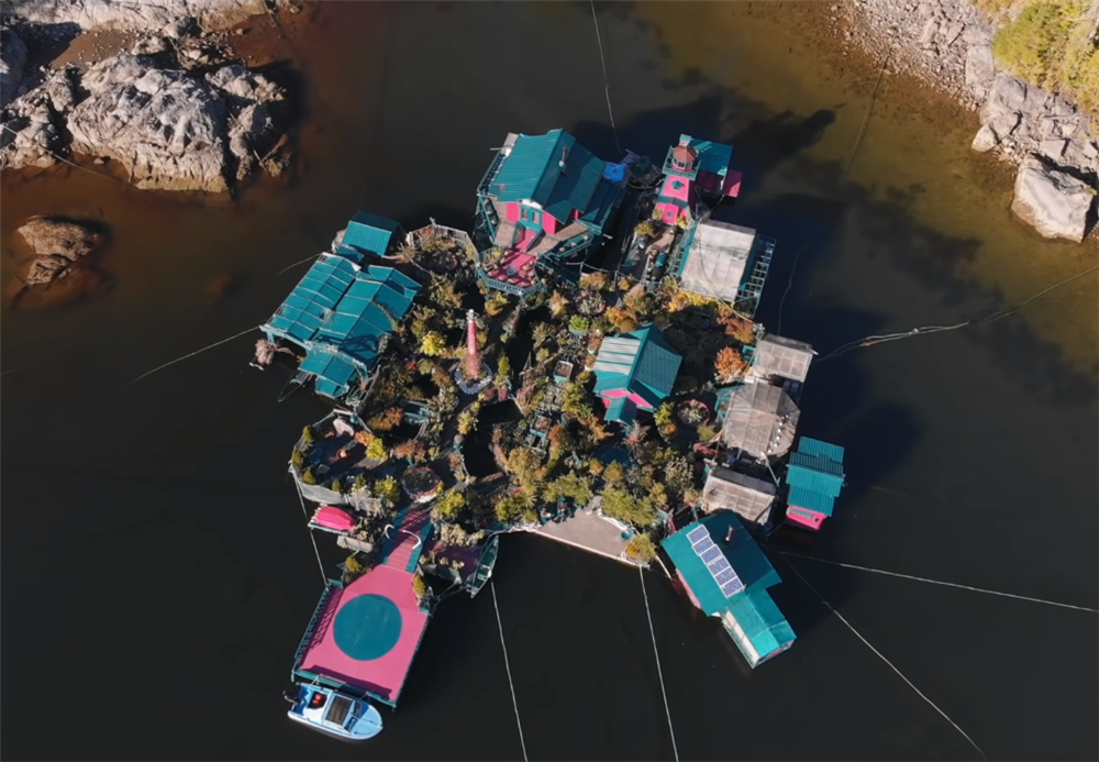 夫妻二人买下海岛过起隐居的生活,夫妻隐居小岛与世隔绝