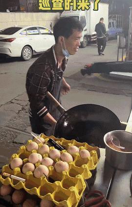 年轻人吃路边摊时遇到老板跑路,男子吃路边摊老板跑路后续