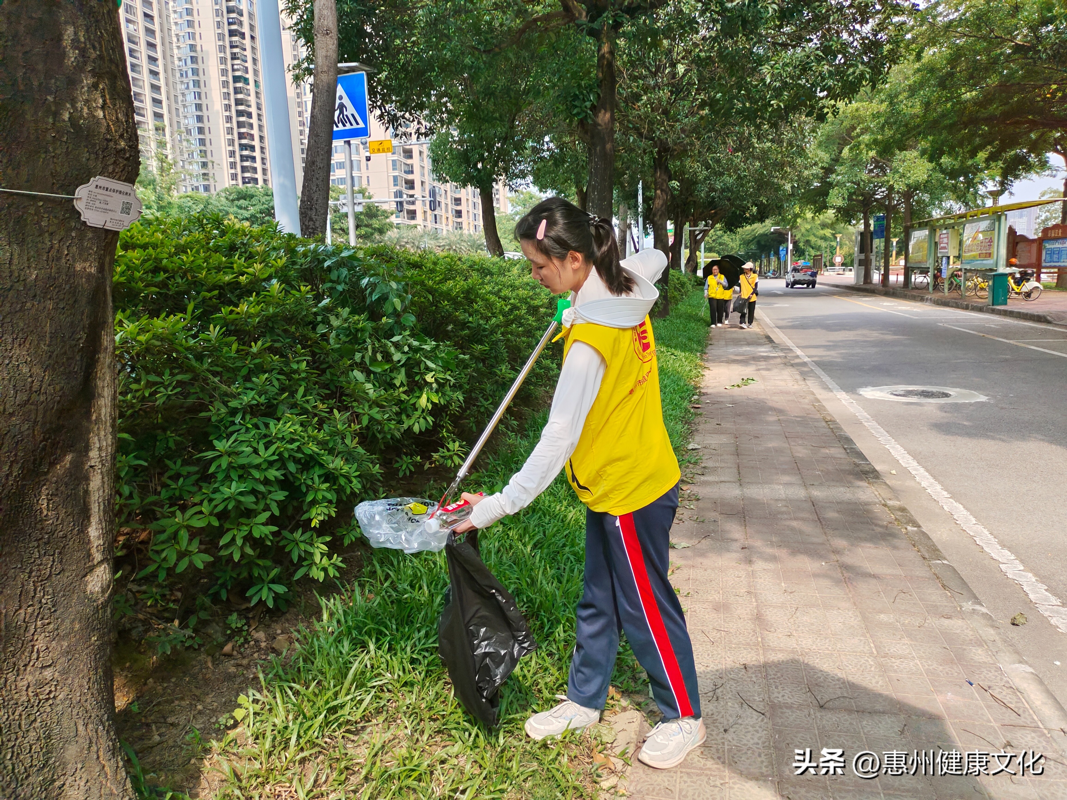 炎炎夏日抵挡不住志愿者的热情,酷暑六月为我们的志愿者点赞