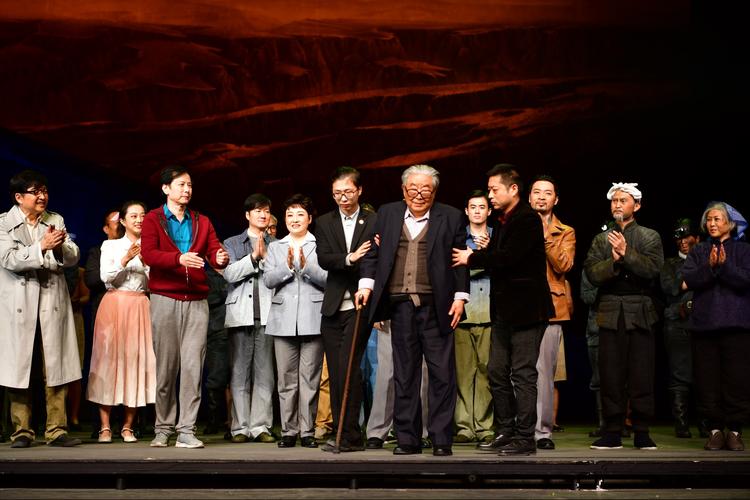 关于华语电影中的女性叙事的研究，并以毕业作品《花儿》为例