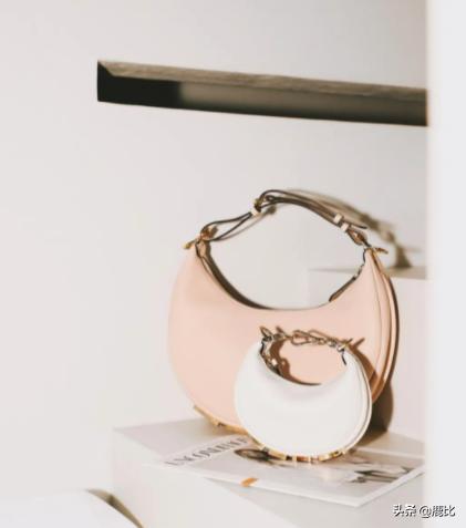 法棍包接班人？Fendi全新出的这款腋下包到底怎么样？