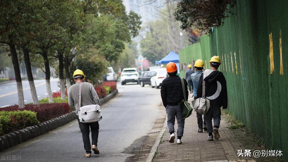 危机来临！8600万农民工“裸老”，他们的困境将给社会带来什么？