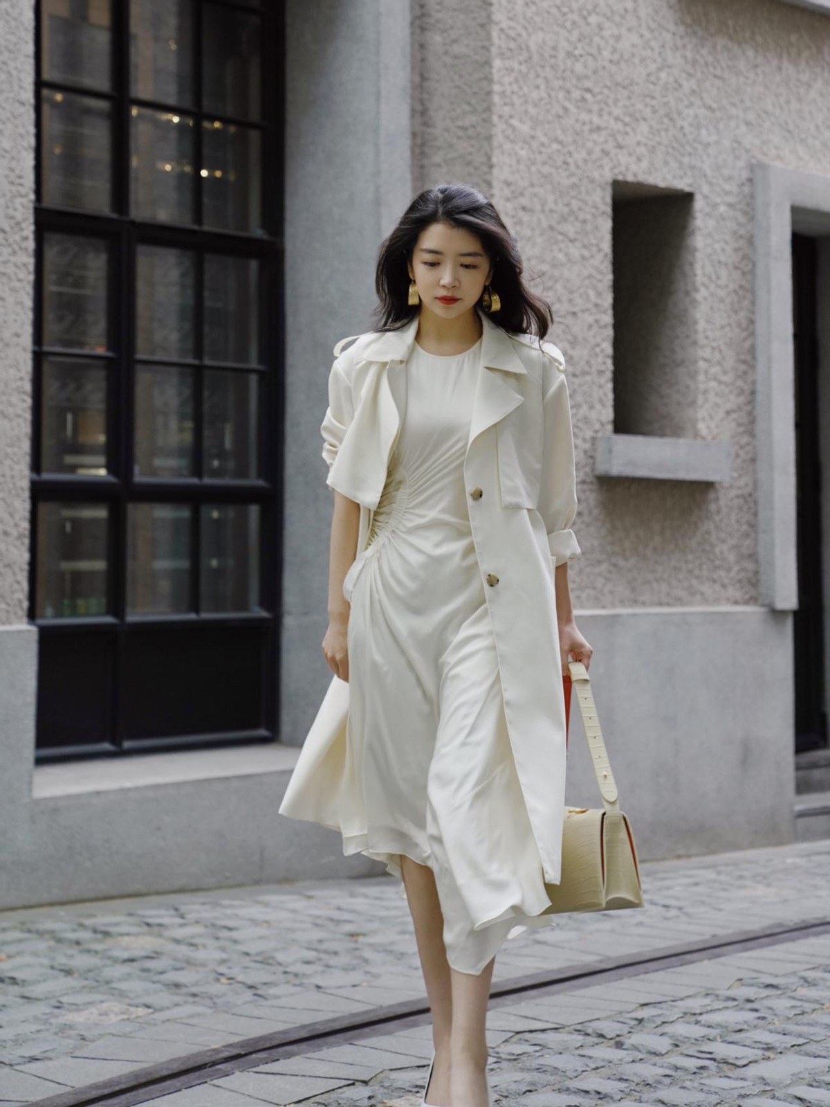 春天深蓝色风衣怎么搭配好看,春天军绿色的风衣配什么好看