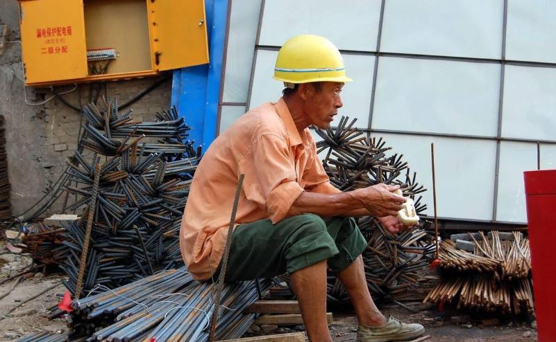 穷得悲哀！57岁民工“上海治病”被隔离：花光18万家底，没钱了