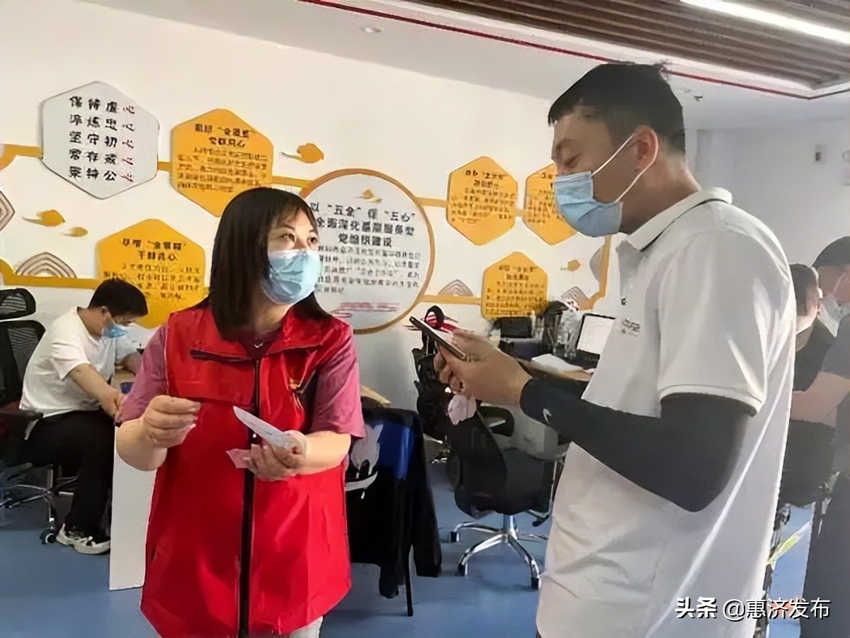 她是惠济居民眼中的“婆婆嘴”和“飞毛腿”