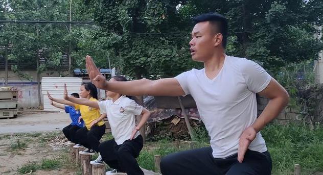 江苏80后爸爸带三个孩子练武术,父亲带三个孩子练武术基本功