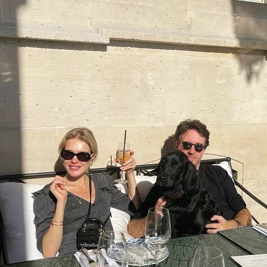 水果娜的不老少女颜绝了！穿毛衣裙也高级，带两娃逆袭成LV太子妃