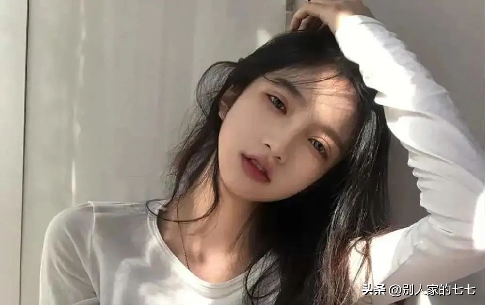 女人暗恋你的三个征兆,女人暗恋你的三个表现男人们注意