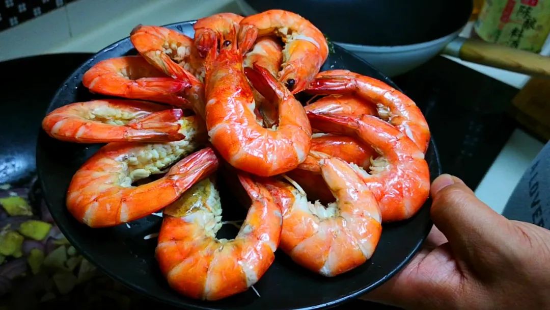 大虾这样做太好吃了虾肉鲜嫩入味,大虾别用水煮教你一个超简单做法