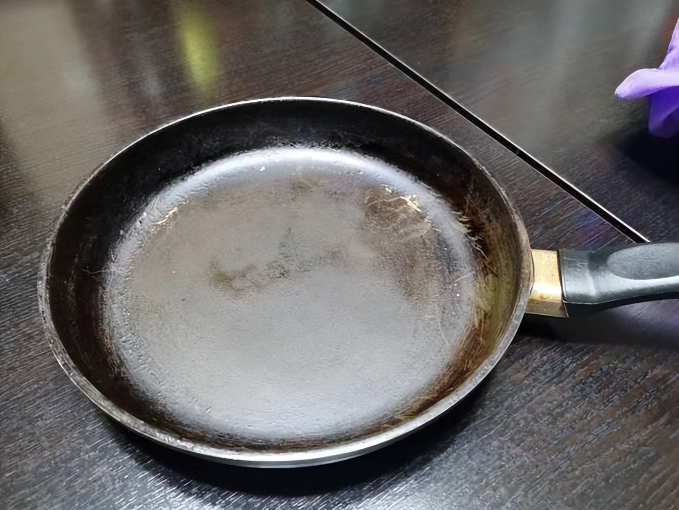 不粘锅会有铁锈致癌吗,不粘锅涂层划痕致癌吗