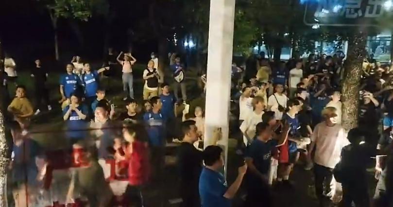 泰山三镇球迷冲突,泰山球迷大巴被砸出大窟窿