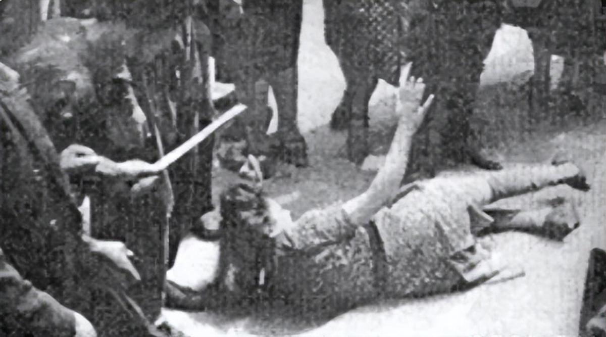 变态的纳粹德国，*光脱**犹太人女人衣服，集体*杀屠**!,2