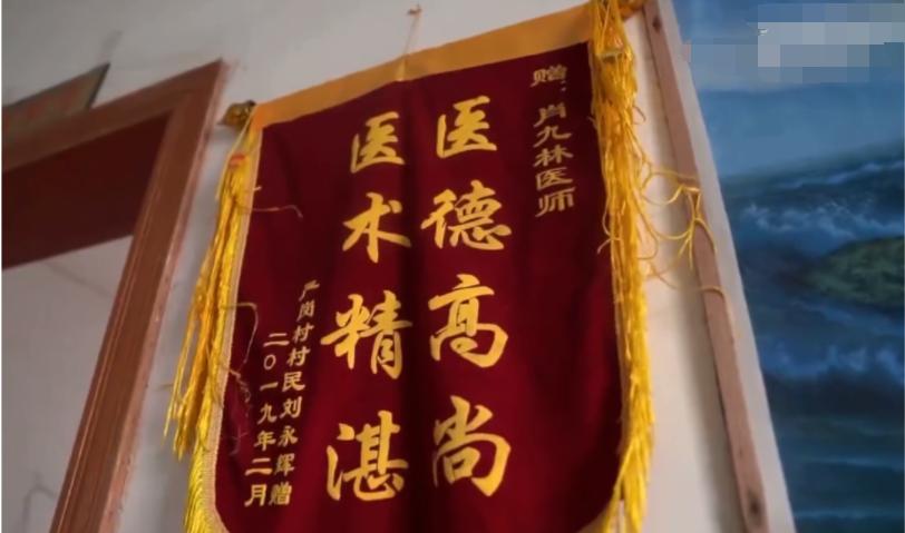 他3岁患病，身高不足1米回乡当村医，30年把自己活成了“巨人”！