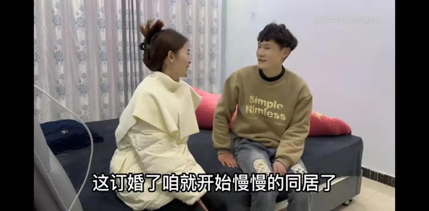 小贤半夜被橘子叫醒,小贤突然约橘子去他家吃饭