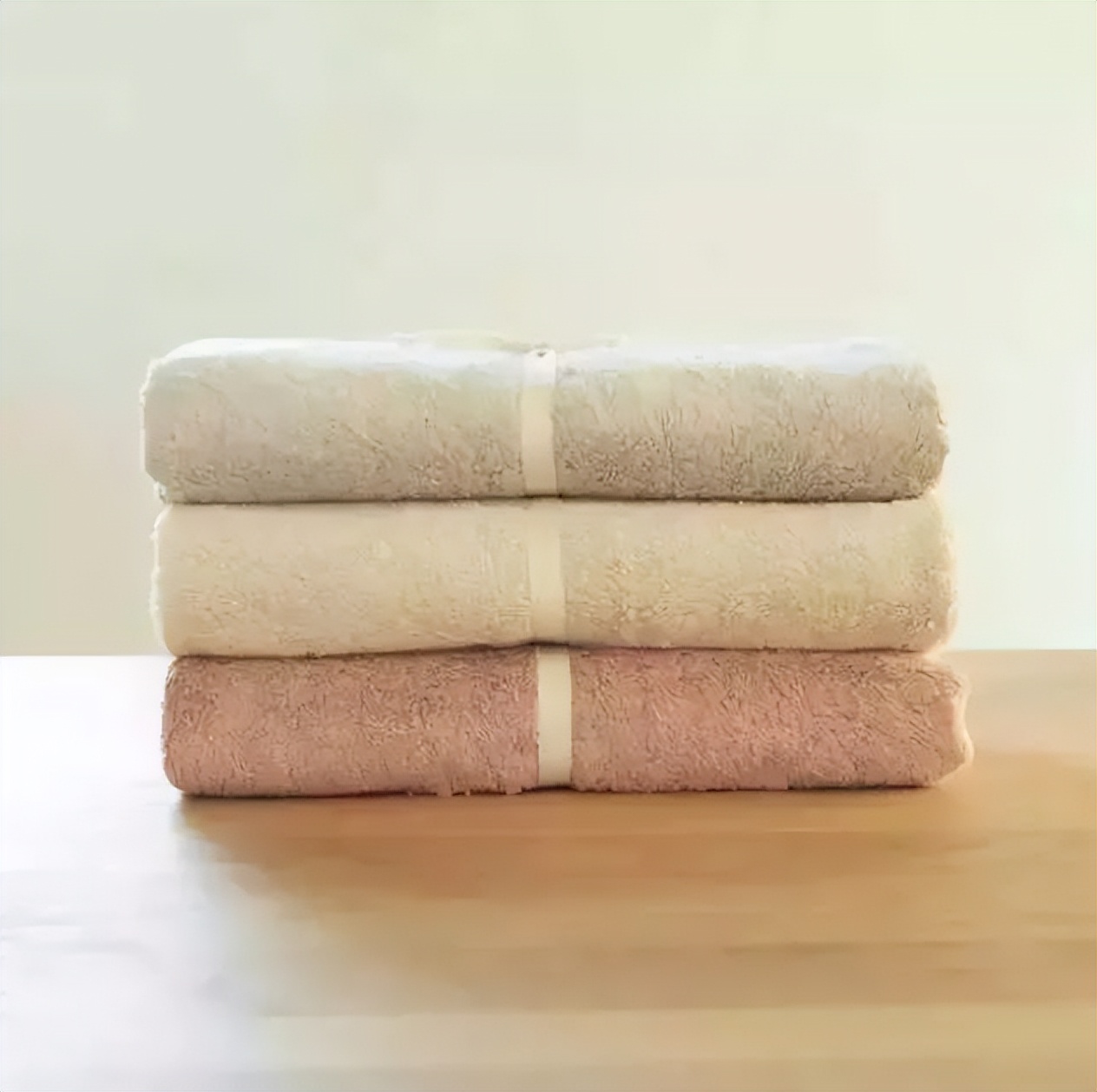 医生检查阴虱的镊子和刀片,男子发现阴虱