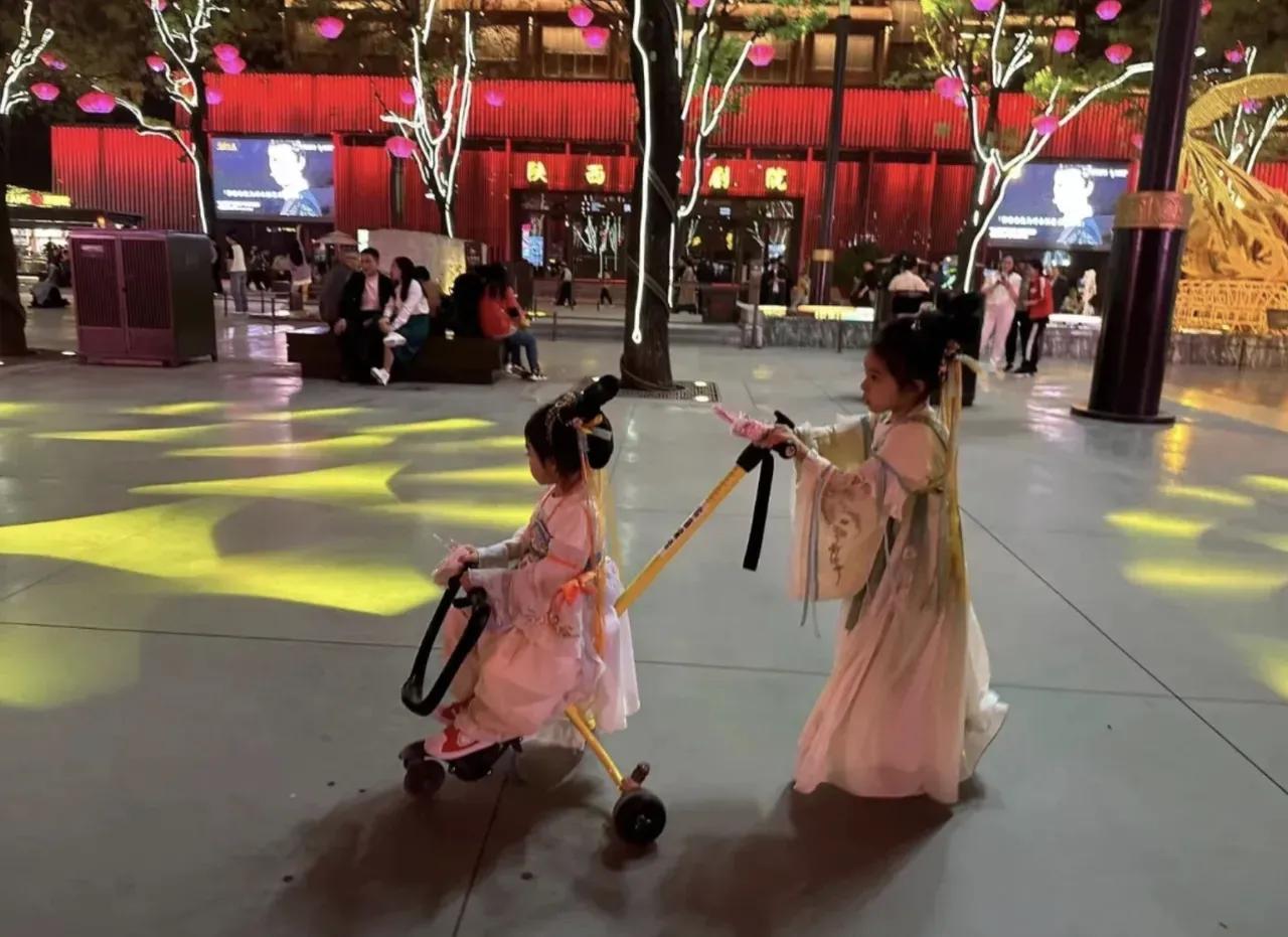 “跳水皇后”郭晶晶盛赞古城西安,郭晶晶带孩子西安游玩图片