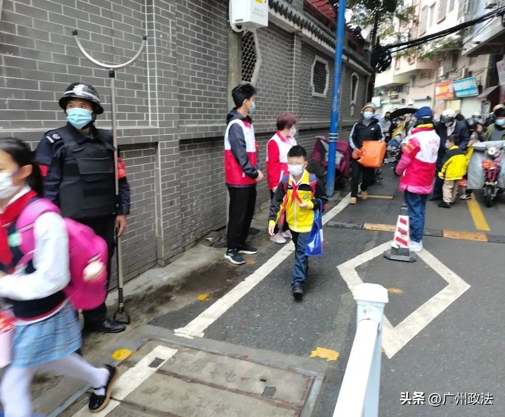 黄埔区广州街坊·靠埔哨兵当起了小学生“保护神”