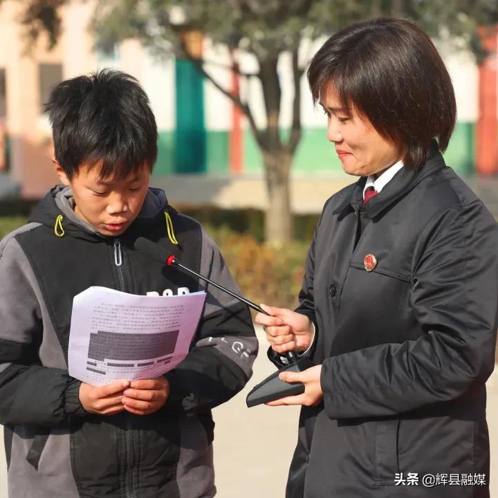 河南辉县丨法治护航成长路——市检察院走进南村镇中心校开展“送法进校园”活动