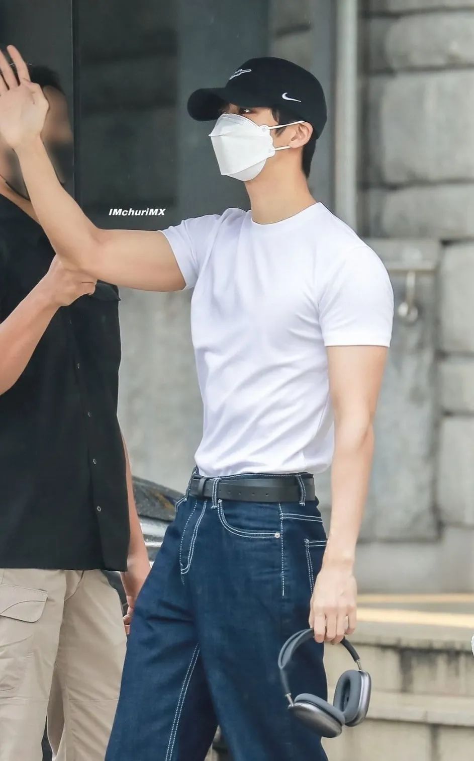 现在流行宽肩,韩国流行宽肩