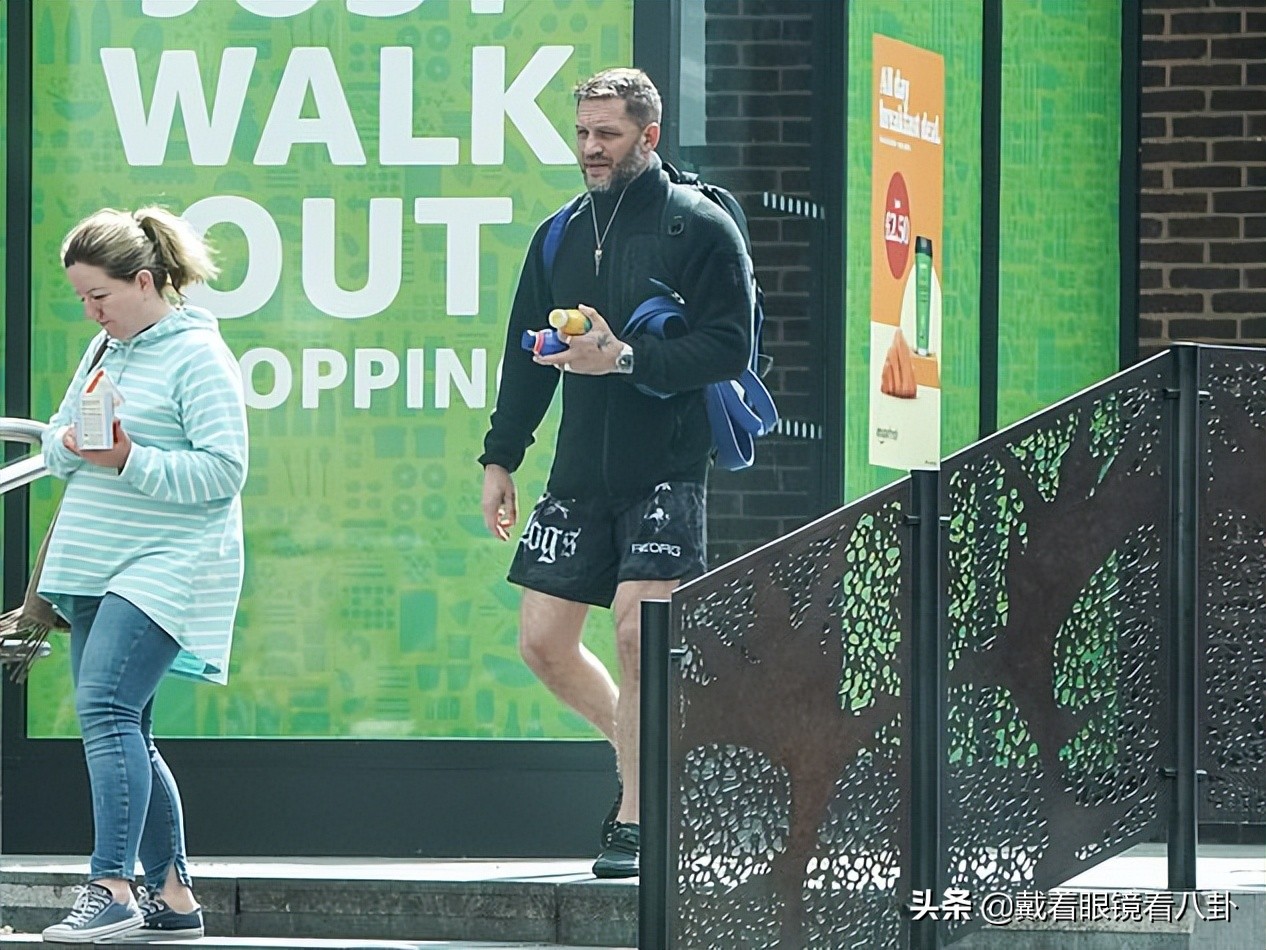 汤姆哈迪休息日前往武术馆，中途和邻居聊天，胡子拉碴似普通大叔