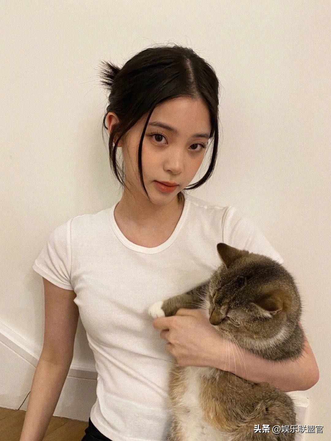 撩汉、乱认爸、男男接吻，这6位明星是没分寸感，还是“耍流氓”