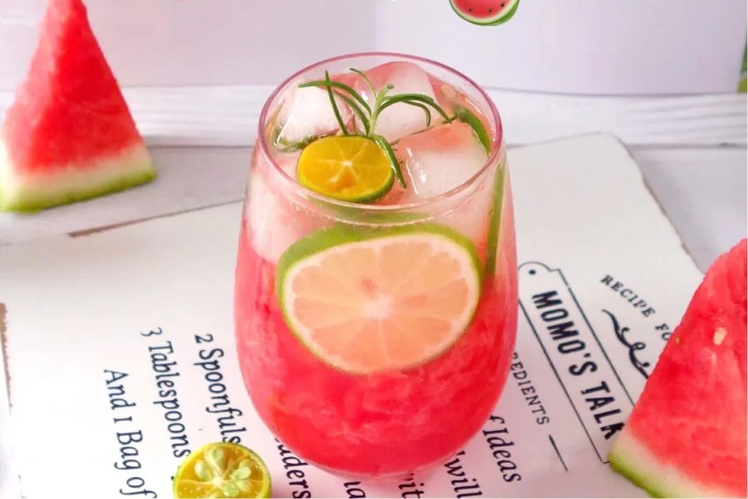 自制夏日清凉饮品简单又好喝,怎么做一杯夏日清凉解暑的饮品