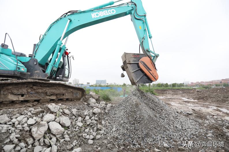 你知道挖机破碎斗吗？灵活性拉满，破碎效率极高