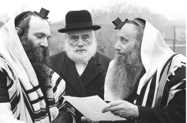 二战时期,希特勒*杀屠**犹太人,他是如何分辨德国人和犹太人的?